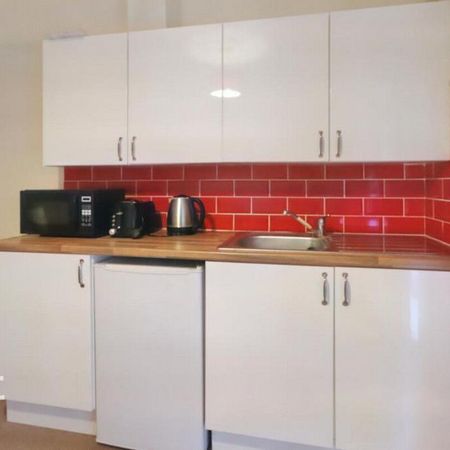 1 bedroom in a house share to rent - Photo 3