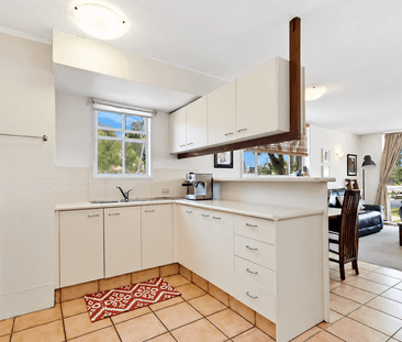 Enjoy the Burleigh Lifestyle – Walk to the Beach - Photo 4