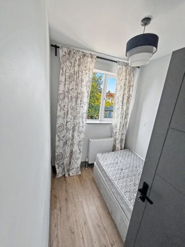 4 Bed Terraced House, Mitcham Road, CR0 - Photo 2