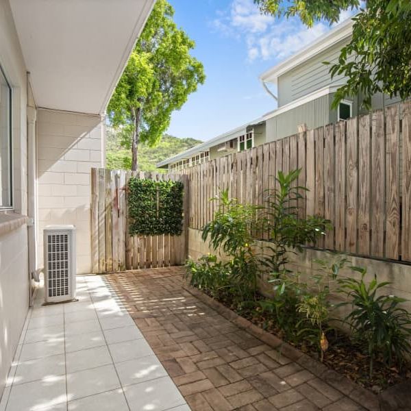 SPACIOUS 3 BEDROOM TOWNHOUSE IN WEST END - Photo 1