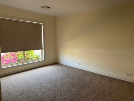 Neat 3 Bedroom Home in Quiet Court Location - Photo 4