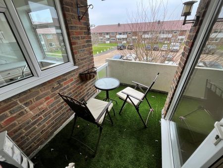 2 bedroom flat to rent - Photo 2