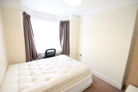 4 Bed Terraced House, Grange Avenue, RG6 - Photo 4