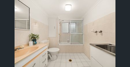 Charming Ground-Floor Retreat in a Premier Wooloowin Pocket - Photo 3