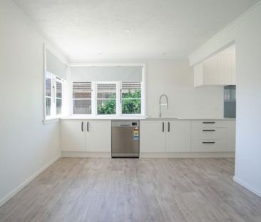 Refurbished 4-Bedroom Family Home in Christchurch - Photo 4