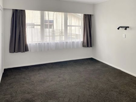 Partially renovated and close to Queensgate - Photo 3