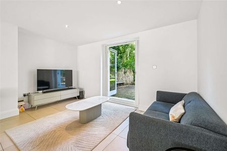 Beautiful semi-detached period family house with lawned garden - Photo 3