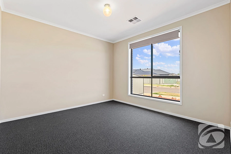 Spacious Family Living in the Heart of Eyre! - Photo 2