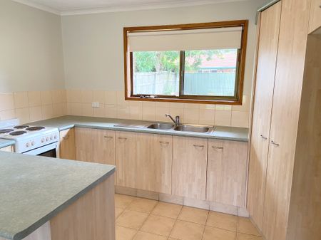 10 Burrinjuck Drive, Coombabah QLD 4216 - Photo 4