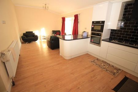 5 bedroom end of terrace house to rent - Photo 2