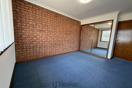 Stylish Two-Bedroom Townhouse � End Unit Convenience - Photo 3