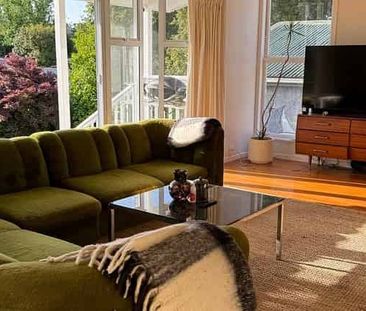 Sun filled, renovated, 3 bedroom family home - Photo 1
