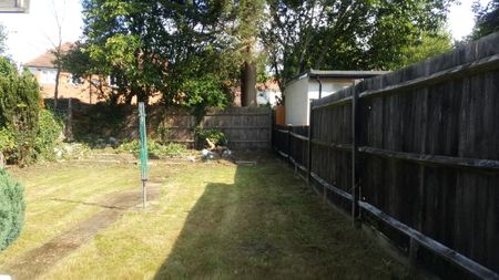 4 bedroom semi-detached house to rent - Photo 4