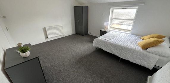 1 bedroom in a house share to rent - Photo 2