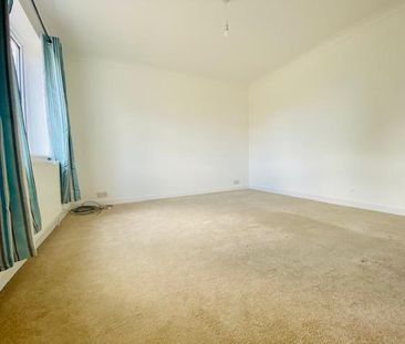 Little Close - Photo 2