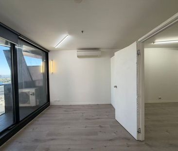 Vibrant City Lifestyle Beside RMIT University - Photo 2