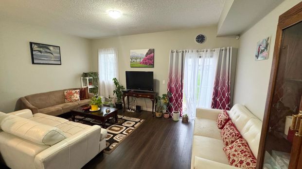 Spacious 3 Bedroom Townhome In Kintalla Of Redstone!! - Photo 1