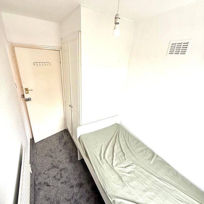 Cleveland Gardens, London, NW2 - Photo 1