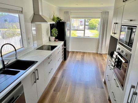 Tidy Family Home - 2 minutes to everything! - Photo 4