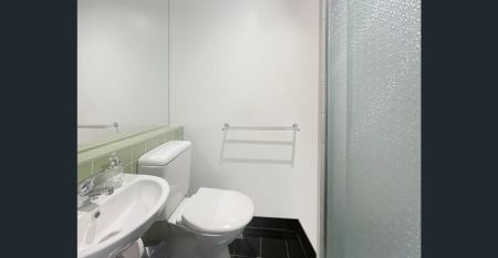 Stylish inner-city studio in prime student location - Photo 4