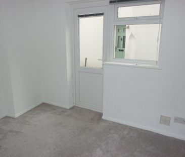 2 bedroom ground floor flat to rent - Photo 5