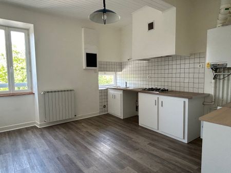 Location Appartement 4 pièces 83m² LAVARDAC 47230 - Photo 2