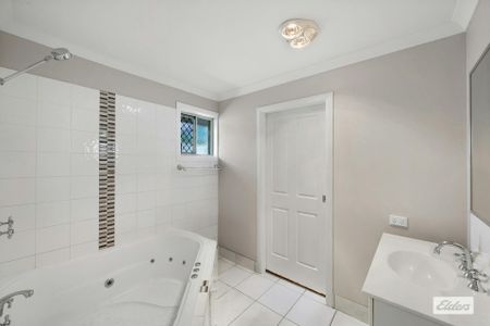 SPACIOUS 3 BEDROOM HOME! - Photo 2