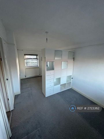3 bedroom end of terrace house to rent - Photo 4