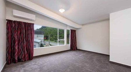 Super sunny upstairs 1 bedroom flat - Photo 4