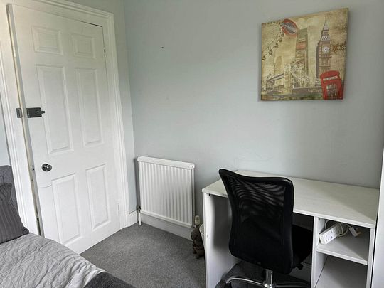 Room 3: Flat 4, 30 Stoke Road, Guildford, GU1 4HR - Photo 1