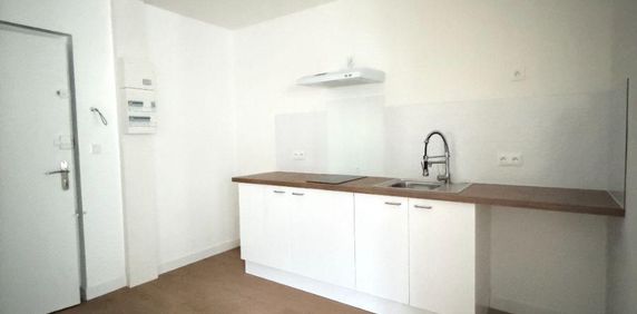 A LOUER dans le centre-ville de NOGENT-LE-ROTROU Situé au 1er étage de l'immeuble, ce studio... - Photo 2