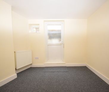 2 bedroom ground maisonette to rent - Photo 5