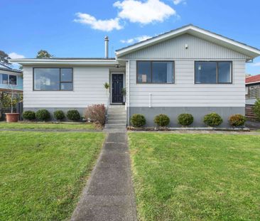 Sunny family home awaits - Photo 2