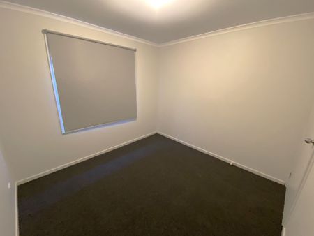 4 Bedroom Property in Davoren Park - Photo 5