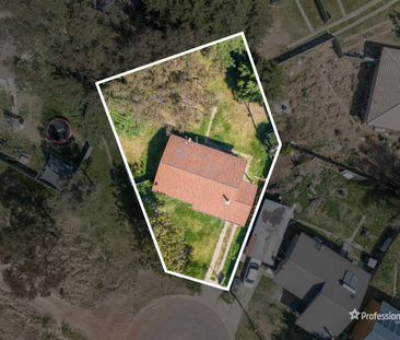 CUTE THREE BEDROOM HOME WITH MODERN TOUCHES AND CLASSIC CHARM! - Photo 2