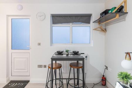 1 bedroom serviced apartment to rent - Photo 2