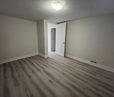 For Lease - 98 Thornton Avenue, Bradford West Gwillimbury, Ontario - Photo 2