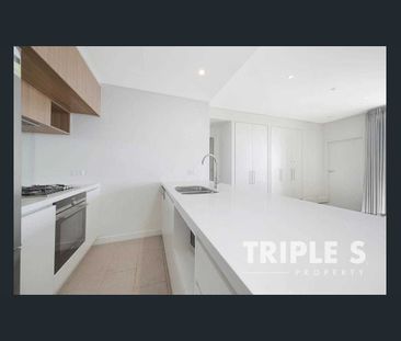 Spacious 2-Bedroom Apartment with Sunset Views in Prime Location - Photo 5