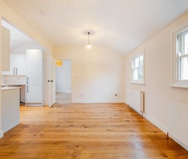 2 bedroom mews to rent - Photo 1