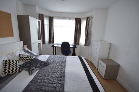 4 Bed Semi-Detached House, Honeysuckle Road, SO16 - Photo 2