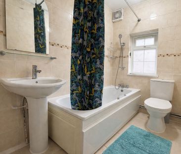 3 Bedroom House To Let - HP12 - Photo 3