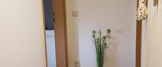 Die sehr attraktive und teilmöblierte 2-Zimmer-Wohnung ist ausgestattet mit Küchen- und Badmöbel und befindet sich in einer schöner Lage im Stadtzentrum von Seehausen unweit des Alands im... - Foto 1