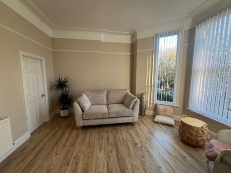 1 bedroom Flat To Let - Photo 2