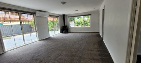 Bright & Airy 4 Bedroom Home close to Town - Photo 2
