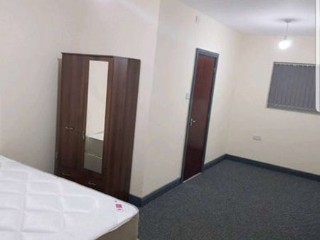 SPACIOUS EN-SUITE HOUSESHARE NEAR NEW CROSS HOSPITAL Room 3 - Photo 2