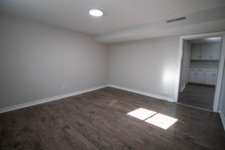 **ALL INCLUSIVE** Large 1 Bedroom Lower Unit in Welland!! - Photo 3