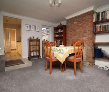 Egham Hill, Egham, TW20 - Photo 6