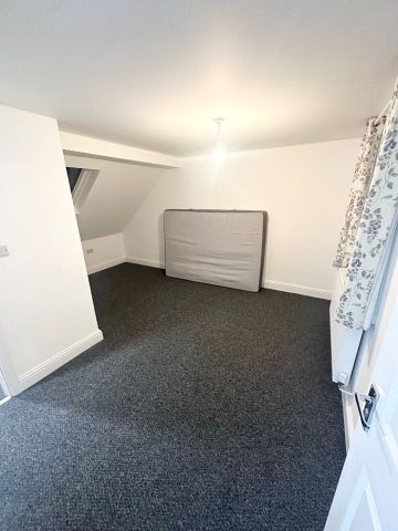 2 Bed Terraced House, Kingswood Road, IG3 - Photo 2