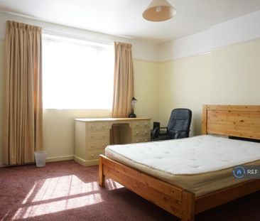3 bedroom flat to rent - Photo 3