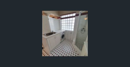 Comfortable, fully furnished front of house. Rental includes utilities. - Photo 2